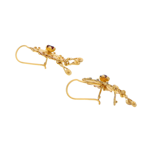 Aretes calados con sintéticos en oro amarillo 8 kilates.