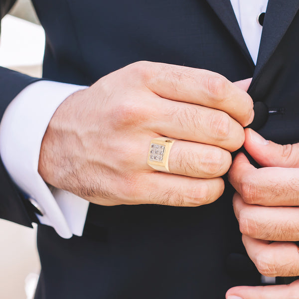 Anillo tipo sello con circonias en oro dos tonos 14 kilates.