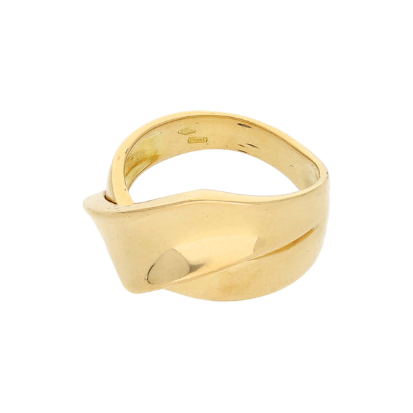 Anillo estilizado en oro amarillo 18 kilates.