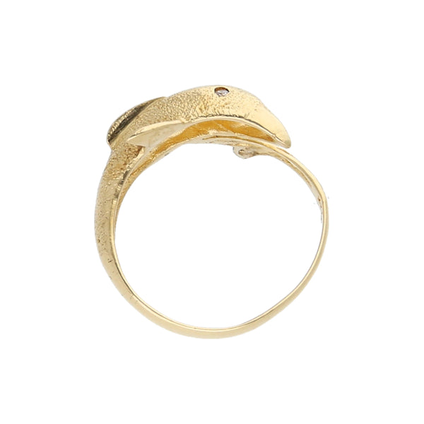 Anillo diseño especial motivo delfín con circonias en oro amarillo 14 kilates.