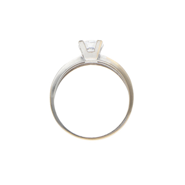 Anillo calado con circonias en oro blanco 14 kilates.