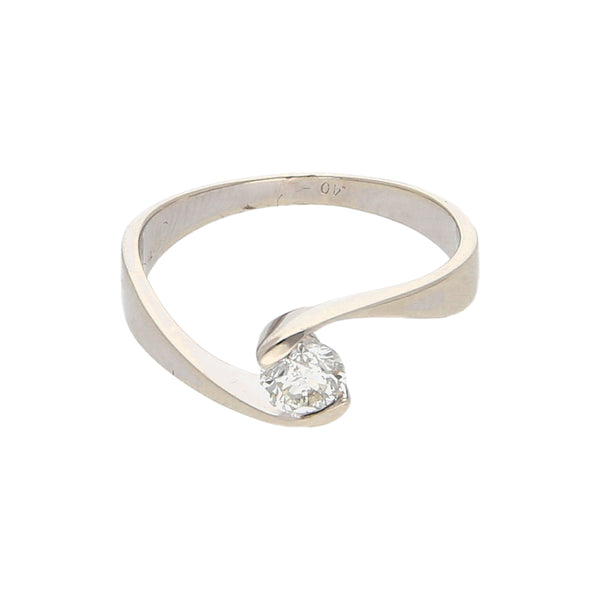 Anillo solitario con diamante en oro blanco 14 kilates.