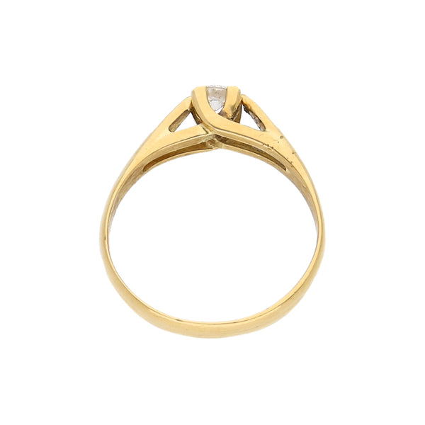 Anillo solitario con diamante en oro amarillo 18 kilates.