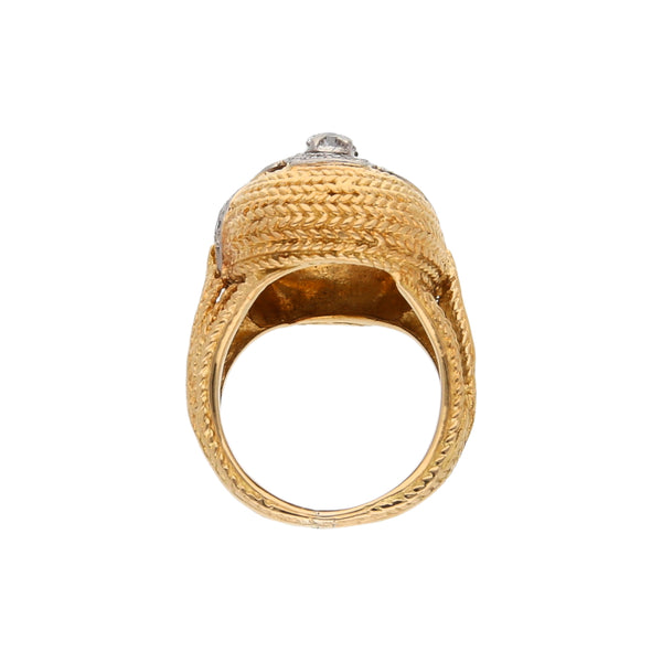 Anillo estilizado con diamantes en oro dos tonos 18 kilates.