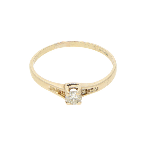 Anillo solitario con diamante en oro amarillo 14 kilates.