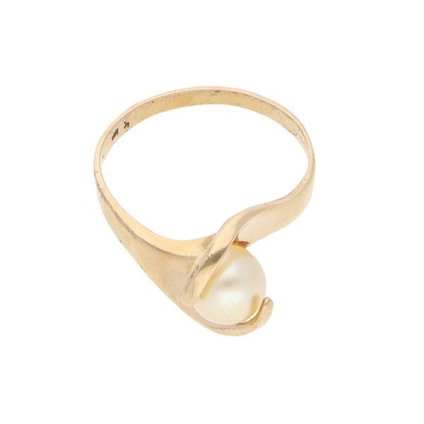 Anillo estilizado con perla en oro amarillo 14 kilates.