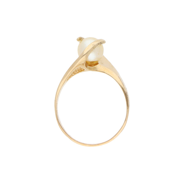 Anillo estilizado con perla en oro amarillo 14 kilates.