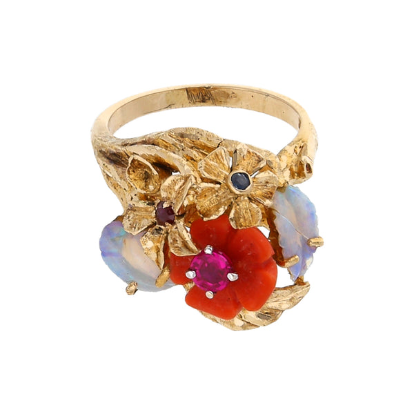 Anillo estilizado motivo floral con ópalos, coral, rubíes y sintéticos en oro amarillo 14 kilates.