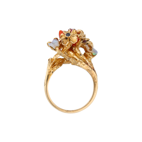 Anillo estilizado motivo floral con ópalos, coral, rubíes y sintéticos en oro amarillo 14 kilates.