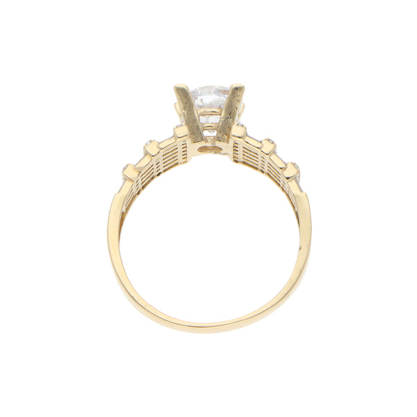 Anillo estilizado con circonias en oro amarillo 14 kilates.