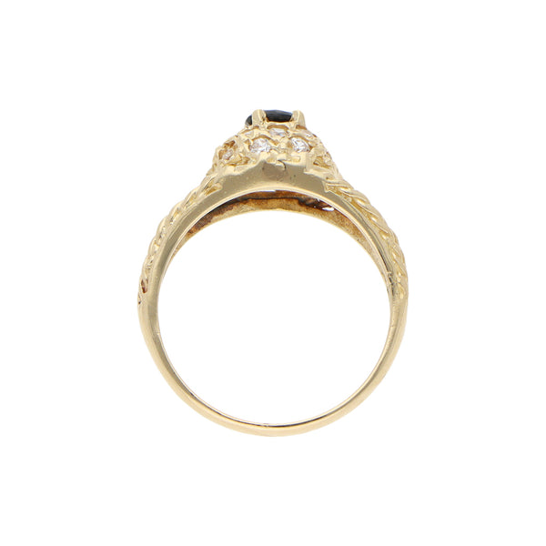 Anillo diseño especial con circonias y sintético en oro amarillo 14 kilates.