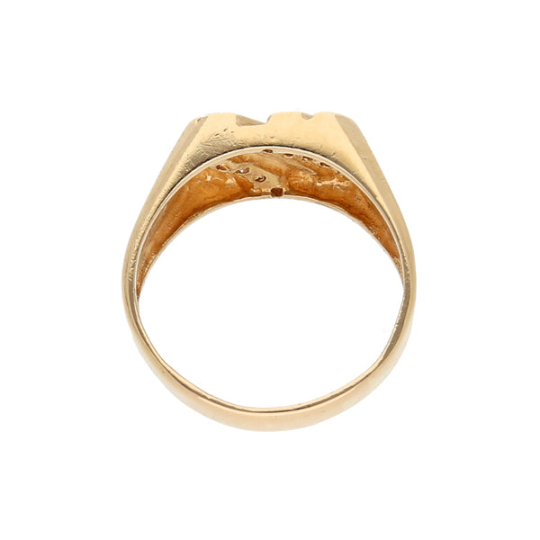 Anillo tipo sello con diamantes en oro amarillo 14 kilates.