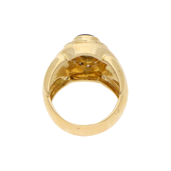 Anillo diseño especial con ónix y circonias en oro amarillo 18 kilates.