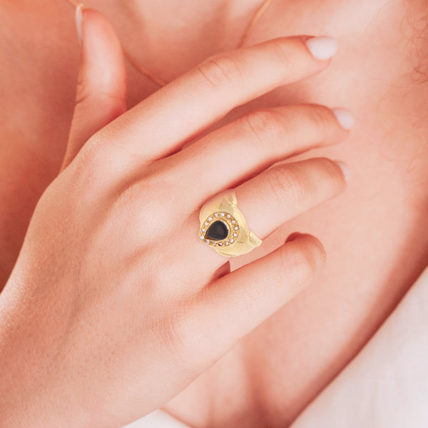 Anillo diseño especial con ónix y circonias en oro amarillo 18 kilates.