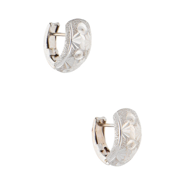 Aretes labrados en oro blanco 14 kilates.