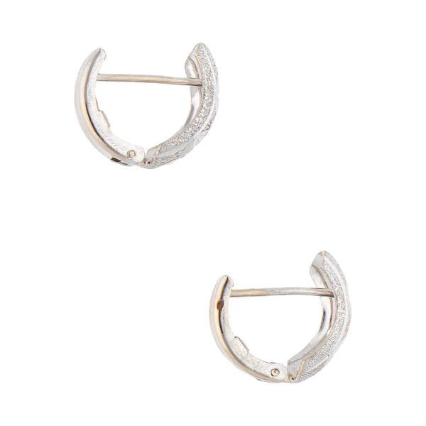 Aretes labrados en oro blanco 14 kilates.