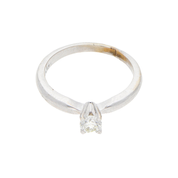 Anillo solitario con diamante en oro blanco 14 kilates.