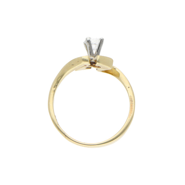 Anillo solitario con sintético en oro amarillo 14 kilates.