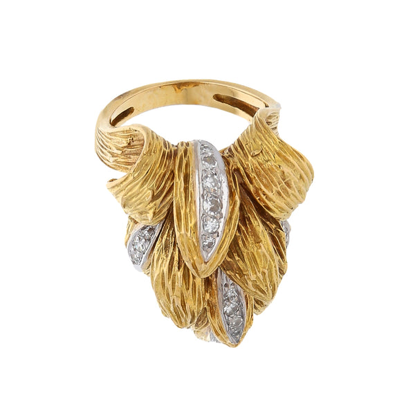 Anillo estilizado con diamantes en oro amarillo 18 kilates.