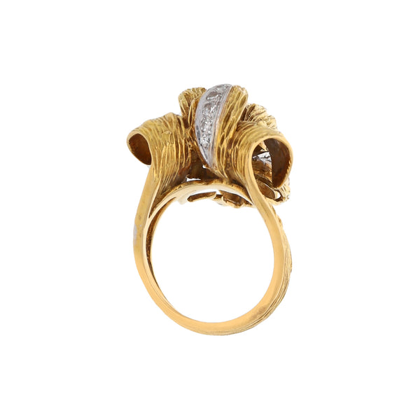 Anillo estilizado con diamantes en oro amarillo 18 kilates.