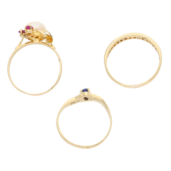 Anillo estilizado con perla, sintéticos y dos anillos diseño especial con sintéticos en oro amarillo 14 kilates.