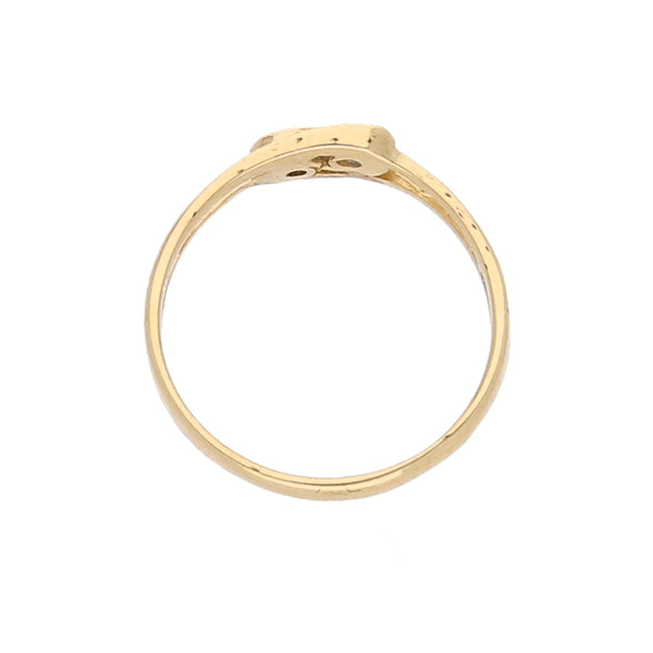 Anillo calado con sintéticos en oro amarillo 14 kilates.