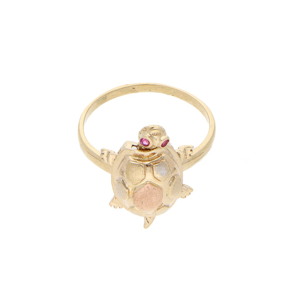 Anillo diseño especial motivo tortuga con sintéticos en oro amarillo 14 kilates.