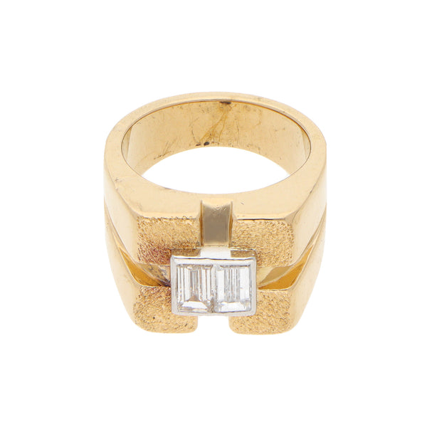 Anillo tipo sello con diamantes en oro amarillo 18 kilates.