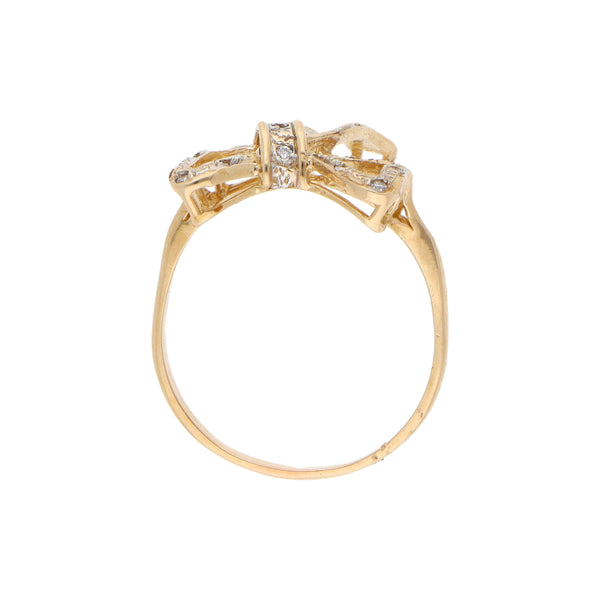 Anillo calado motivo moño con diamantes en oro amarillo 14 kilates.