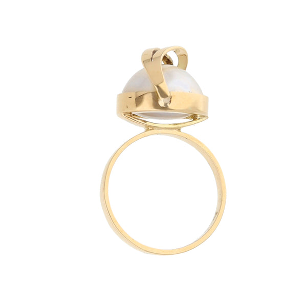 Anillo estilizado con perla en oro amarillo 14 kilates.