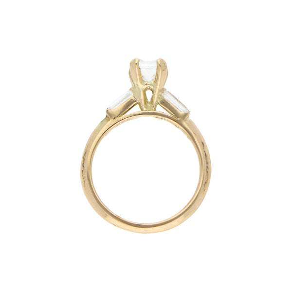 Anillo diseño especial con circonias en oro amarillo 14 kilates.