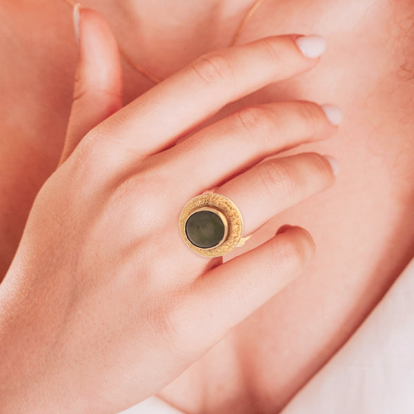 Anillo diseño especial con sintético en oro amarillo 14 kilates.