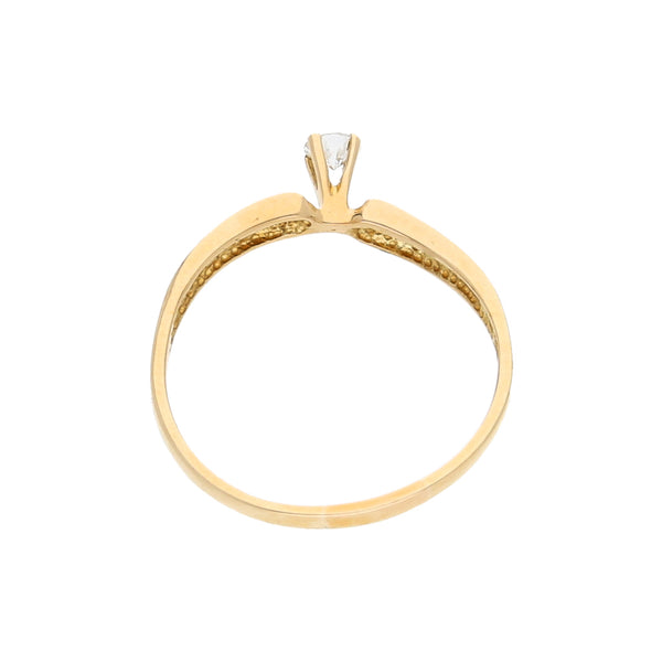 Anillo solitario con diamante en oro amarillo 14 kilates.