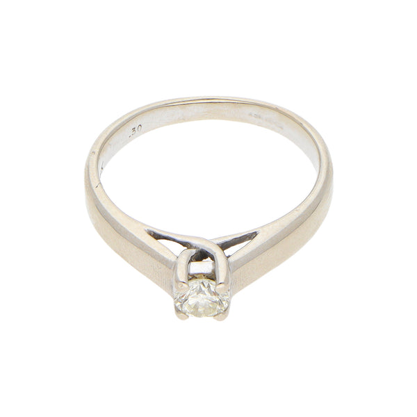 Anillo solitario con diamante en oro blanco 14 kilates.