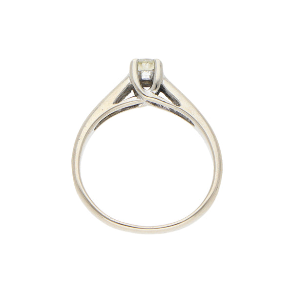 Anillo solitario con diamante en oro blanco 14 kilates.