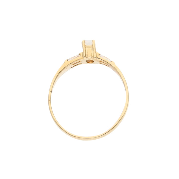 Anillo diseño especial con ópalo y circonias en oro amarillo 14 kilates.