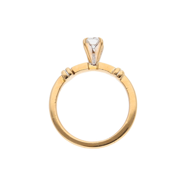 Anillo solitario con diamante en oro amarillo 18 kilates.