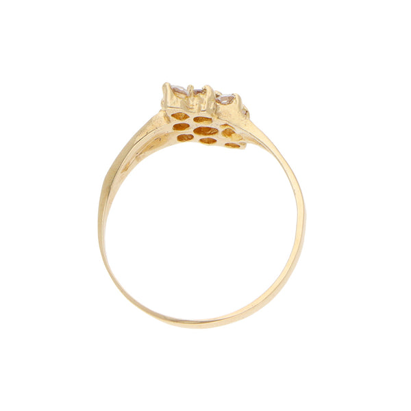 Anillo estilizado con sintéticos en oro amarillo 14 kilates.