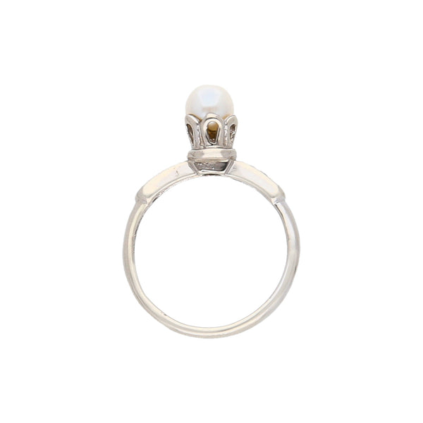 Anillo estilizado con perla y circonias en oro blanco 14 kilates.