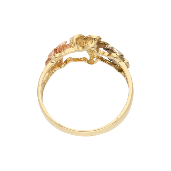 Anillo calado motivo floral en oro tres tonos 14 kilates.