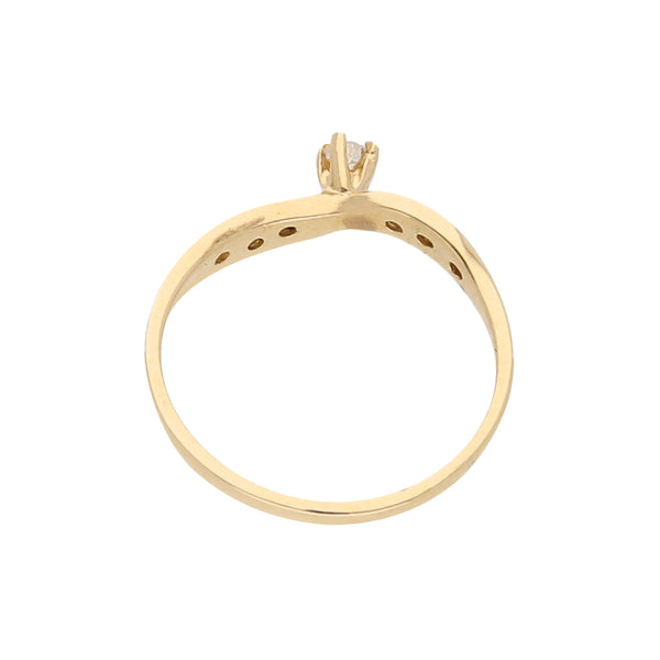 Anillo ondulado con circonias en oro amarillo 14 kilates.