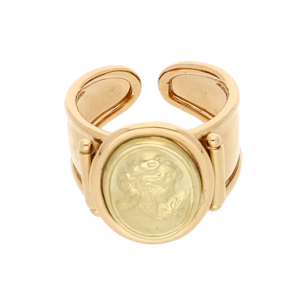 Anillo abierto con aplicación motivo dama en oro amarillo 14 kilates.