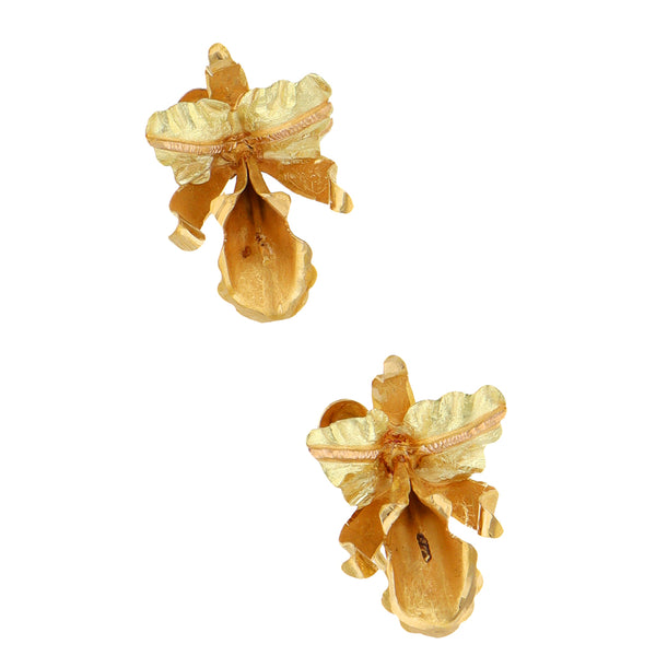 Aretes laminados motivo floral en oro dos tonos 18 kilates.