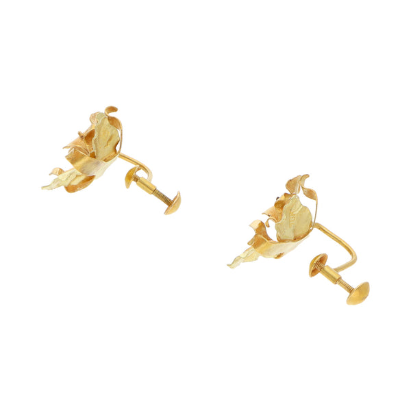 Aretes laminados motivo floral en oro dos tonos 18 kilates.