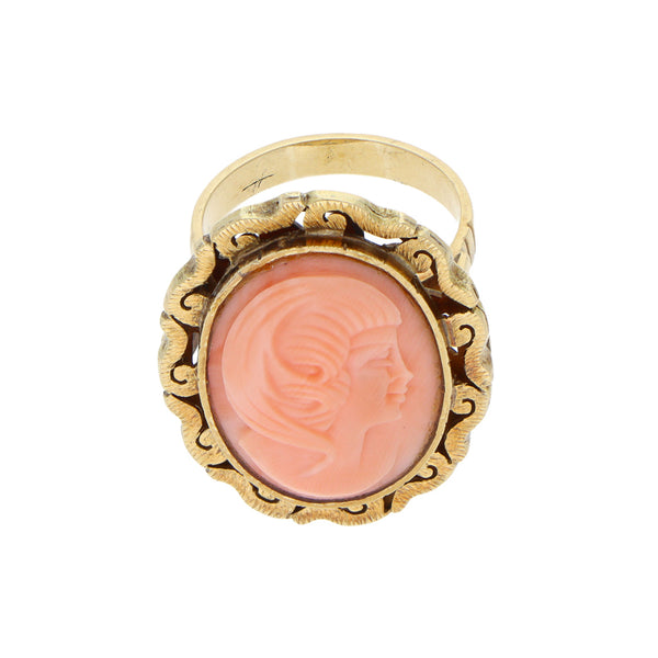 Anillo estilizado motivo dama con coral en oro amarillo 14 kilates.