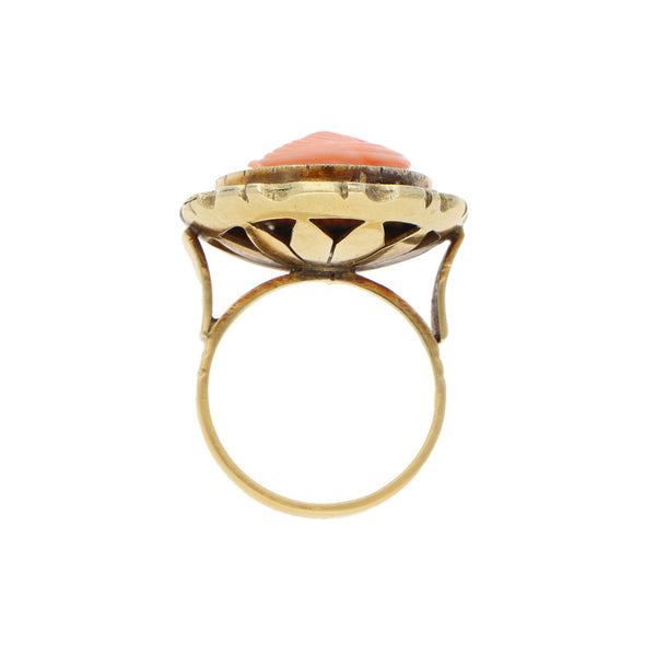 Anillo estilizado motivo dama con coral en oro amarillo 14 kilates.