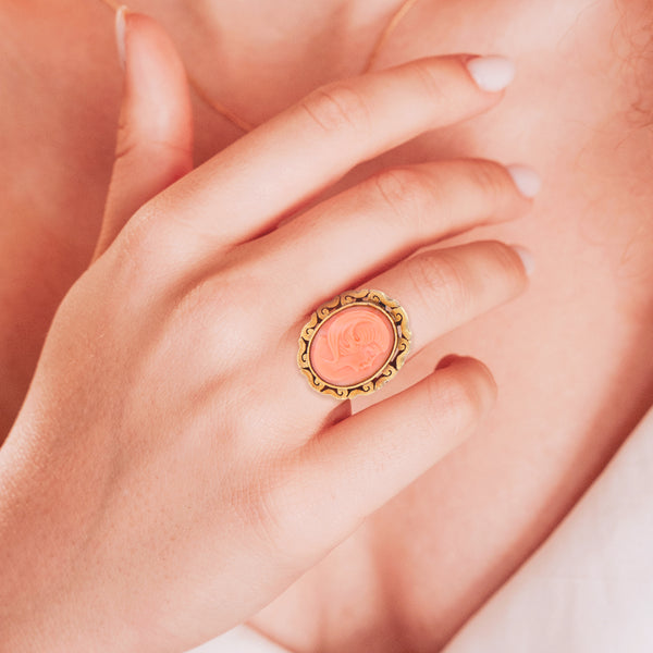 Anillo estilizado motivo dama con coral en oro amarillo 14 kilates.