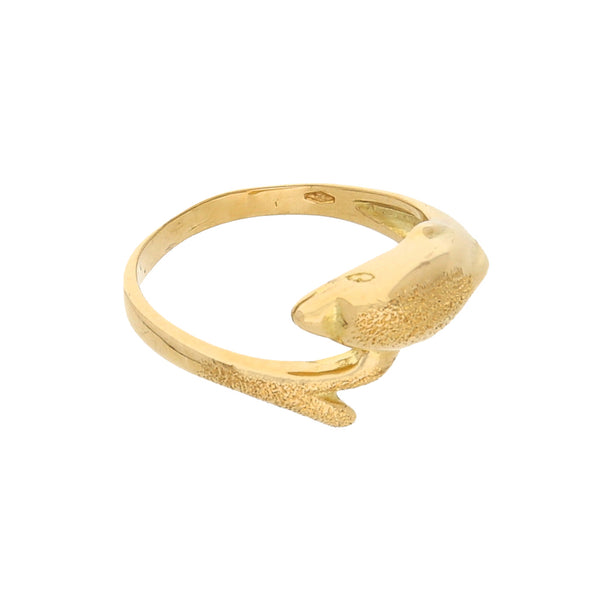 Anillo diseño especial motivo delfín en oro amarillo 18 kilates.