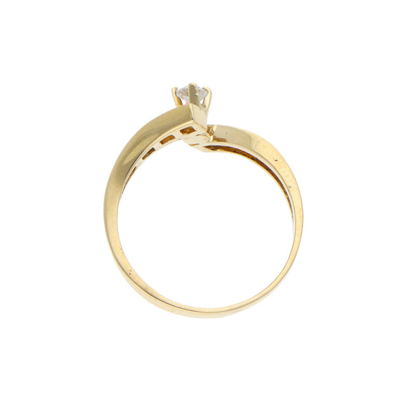 Anillo estilizado con sintéticos en oro amarillo 14 kilates