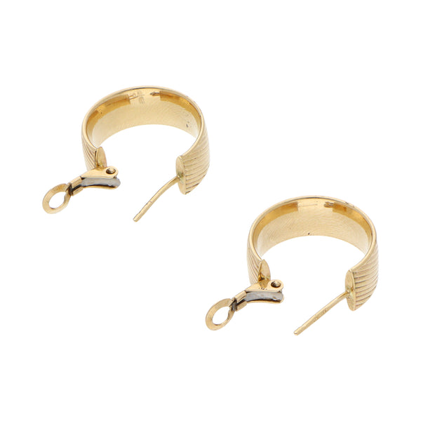 Aretes estriados en oro amarillo 14 kilates.